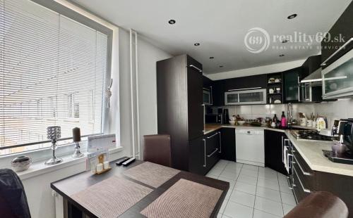 REZERVOVANÉ - TERASA - RUŽOVÁ PEKNÝ 3 IZBOVÝ BYT PO REKONŠTRUKCII 70 M2 SO ŠATNÍKOM.