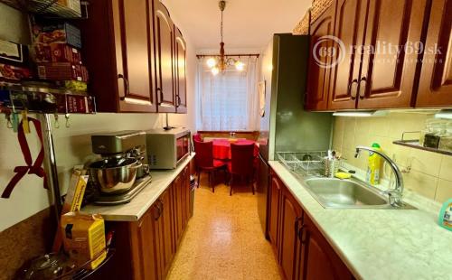 ŤAHANOVCE - BUKUREŠTSKÁ 3 IZBOVÝ 64 M2, LODŽIA - VÝBORNÝ PÔVODNY STAV.