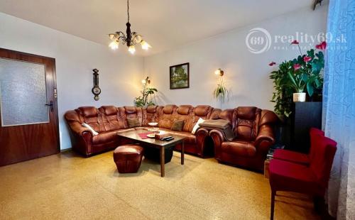 ŤAHANOVCE - BUKUREŠTSKÁ 3 IZBOVÝ 64 M2, LODŽIA - VÝBORNÝ PÔVODNY STAV.