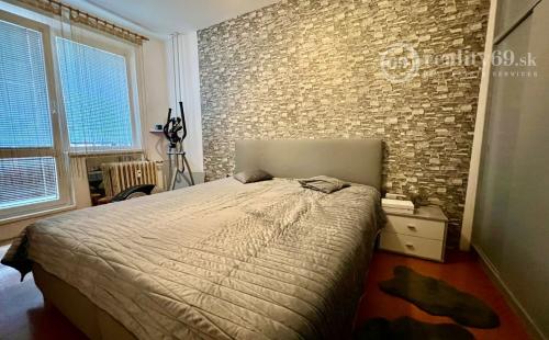 ŤAHANOVCE - BUKUREŠTSKÁ 3 IZBOVÝ 64 M2, LODŽIA - VÝBORNÝ PÔVODNY STAV.