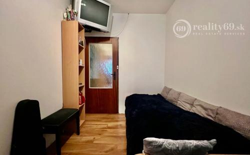 ŤAHANOVCE - BUKUREŠTSKÁ 3 IZBOVÝ 64 M2, LODŽIA - VÝBORNÝ PÔVODNY STAV.