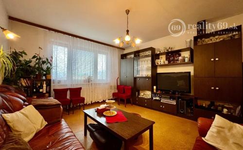 ŤAHANOVCE - BUKUREŠTSKÁ 3 IZBOVÝ 64 M2, LODŽIA - VÝBORNÝ PÔVODNY STAV.