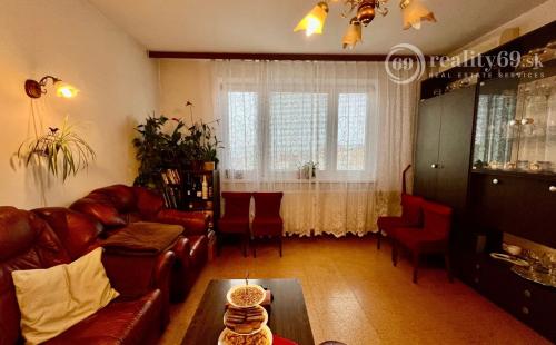 ŤAHANOVCE - BUKUREŠTSKÁ 3 IZBOVÝ 64 M2, LODŽIA - VÝBORNÝ PÔVODNY STAV.