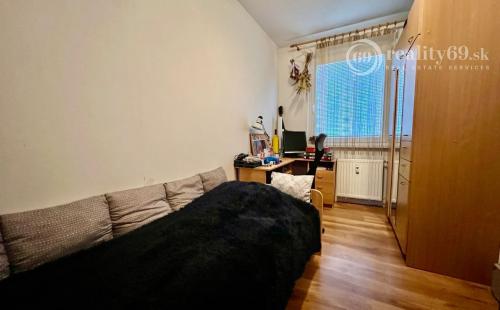 ŤAHANOVCE - BUKUREŠTSKÁ 3 IZBOVÝ 64 M2, LODŽIA - VÝBORNÝ PÔVODNY STAV.