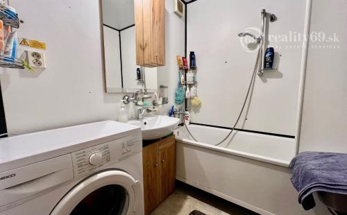 ŤAHANOVCE - BUKUREŠTSKÁ 3 IZBOVÝ 64 M2, LODŽIA - VÝBORNÝ PÔVODNY STAV.