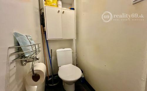 ŤAHANOVCE - BUKUREŠTSKÁ 3 IZBOVÝ 64 M2, LODŽIA - VÝBORNÝ PÔVODNY STAV.