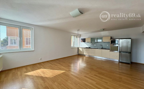 JUH - TÁBORSKA 3 IZBOVÝ BYT 80 M2 SO ZÁHRADOU A PARKOVACÍM MIESTOM.