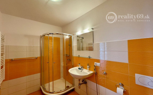 JUH - TÁBORSKA 3 IZBOVÝ BYT 80 M2 SO ZÁHRADOU A PARKOVACÍM MIESTOM.