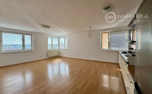 JUH - TÁBORSKA 3 IZBOVÝ BYT 80 M2 SO ZÁHRADOU A PARKOVACÍM MIESTOM.