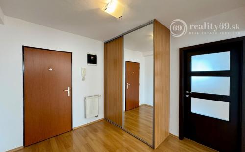 JUH - TÁBORSKA 3 IZBOVÝ BYT 80 M2 SO ZÁHRADOU A PARKOVACÍM MIESTOM.