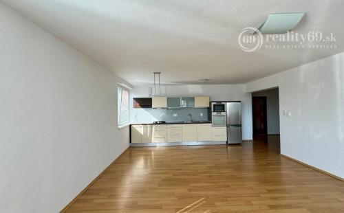 JUH - TÁBORSKA 3 IZBOVÝ BYT 80 M2 SO ZÁHRADOU A PARKOVACÍM MIESTOM.