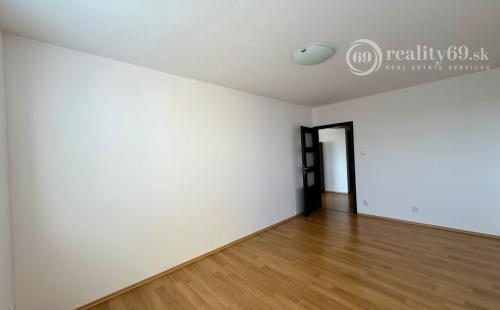 JUH - TÁBORSKA 3 IZBOVÝ BYT 80 M2 SO ZÁHRADOU A PARKOVACÍM MIESTOM.