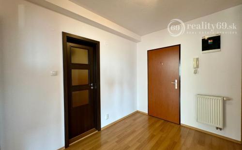 JUH - TÁBORSKA 3 IZBOVÝ BYT 80 M2 SO ZÁHRADOU A PARKOVACÍM MIESTOM.