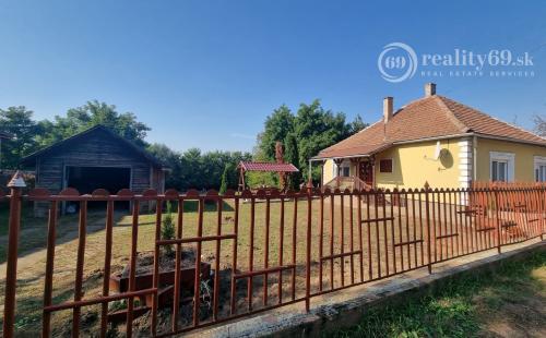 MAĎARSKO - NAGYROZVÁGY PEKNÝ ZREKONŠTRUOVANÝ RD IBA 3 KM OD HRANÍC.