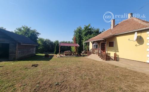 MAĎARSKO - NAGYROZVÁGY PEKNÝ ZREKONŠTRUOVANÝ RD IBA 3 KM OD HRANÍC.