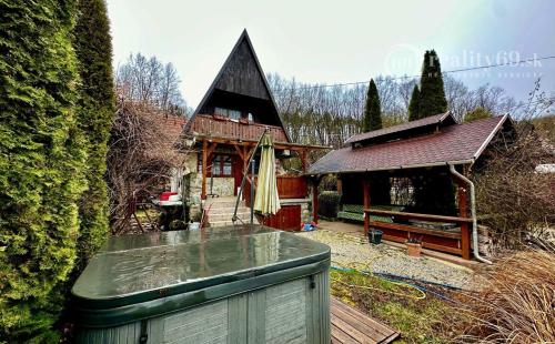 MAĎARSKO - LUXUSNÁ CHATA S ALTÁNKOM A S VÍRIVKOU SUPER LOKALITA.