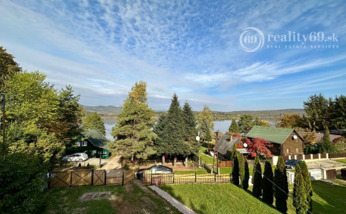 MAĎARSKO - JAZERO RAKACA - 4 IZBOVÁ ZARIADENÁ ZRUBOVÁ POSCHODOVÁ CHATA PRI JAZERE S TERASOU.