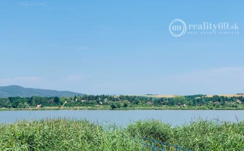 MAĎARSKO - JAZERO RAKACA - 4 IZBOVÁ ZARIADENÁ ZRUBOVÁ POSCHODOVÁ CHATA PRI JAZERE S TERASOU.