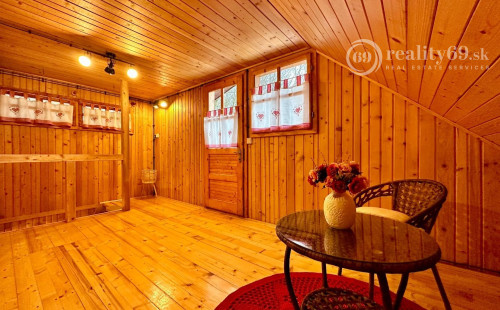 MAĎARSKO - JAZERO RAKACA - 4 IZBOVÁ ZARIADENÁ ZRUBOVÁ POSCHODOVÁ CHATA PRI JAZERE S TERASOU.