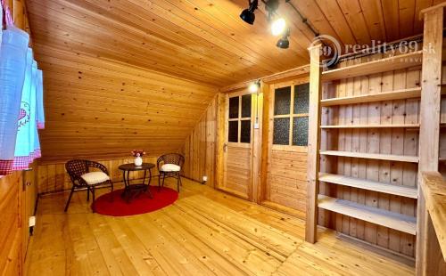 MAĎARSKO - JAZERO RAKACA - 4 IZBOVÁ ZARIADENÁ ZRUBOVÁ POSCHODOVÁ CHATA PRI JAZERE S TERASOU.