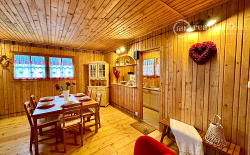 MAĎARSKO - JAZERO RAKACA - 4 IZBOVÁ ZARIADENÁ ZRUBOVÁ POSCHODOVÁ CHATA PRI JAZERE S TERASOU.