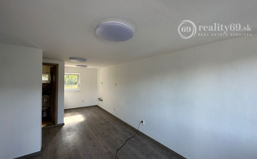 MAĎARSKO - JAZERO RAKACA - DVE MUROVANÉ CHATY ZA CENU JEDNEJ - PRI JAZERE S TERASOU.