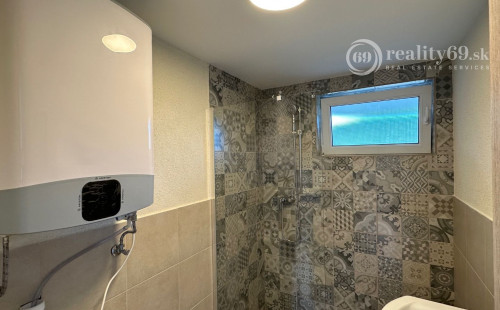 MAĎARSKO - JAZERO RAKACA - DVE MUROVANÉ CHATY ZA CENU JEDNEJ - PRI JAZERE S TERASOU.