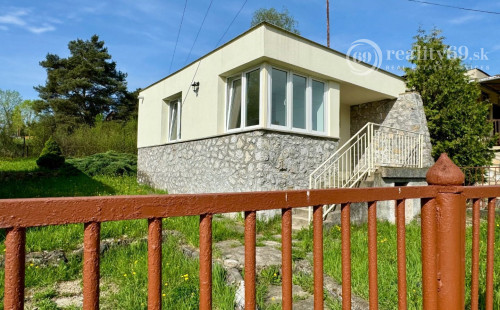 MAĎARSKO - JAZERO RAKACA - DVE MUROVANÉ CHATY ZA CENU JEDNEJ - PRI JAZERE S TERASOU.