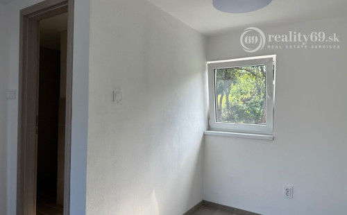 MAĎARSKO - JAZERO RAKACA - DVE MUROVANÉ CHATY ZA CENU JEDNEJ - PRI JAZERE S TERASOU.