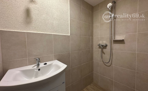 MAĎARSKO - JAZERO RAKACA - DVE MUROVANÉ CHATY ZA CENU JEDNEJ - PRI JAZERE S TERASOU.