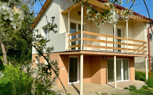 MAĎARSKO - JAZERO RAKACA - POSCHODOVÁ 3 IZBOVÁ CHATA, KUCHYŇA, PRI JAZERE S TERASOU.