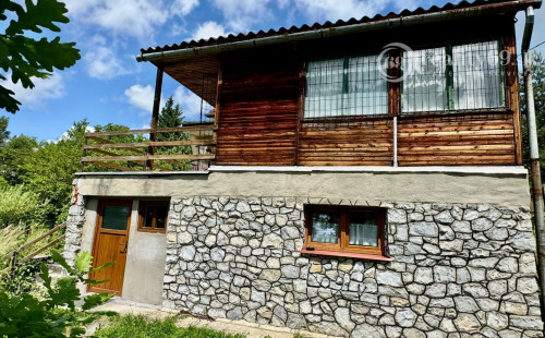 NOVÁ CENA - MAĎARSKO - JAZERO RAKACA - POSCHODOVÁ CHATA  S  NOVÝM ALTÁNKOM A TERASOU.