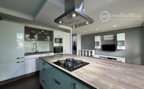 JAZERO - DONSKÁ PEKNÝ 3 IZBOVÝ KOMPLETNE ZARIADENÝ BYT 68 M2 S LODŽIOU.