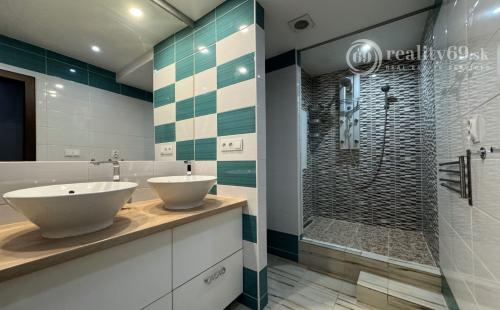 JAZERO - DONSKÁ PEKNÝ 3 IZBOVÝ KOMPLETNE ZARIADENÝ BYT 68 M2 S LODŽIOU.