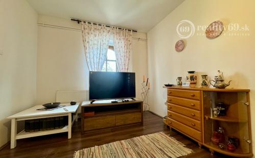 MAĎARSKO - MESZES PEKNÝ 4 IZBOVÝ GAZDOVSKÝ DOM, PO REKONŠTRUKCII - VEĽKÝ POZEMOK 2.425 M2