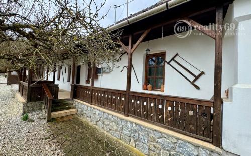 MAĎARSKO - MESZES PEKNÝ 4 IZBOVÝ GAZDOVSKÝ DOM, PO REKONŠTRUKCII - VEĽKÝ POZEMOK 2.425 M2