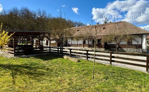 MAĎARSKO - MESZES PEKNÝ 4 IZBOVÝ GAZDOVSKÝ DOM, PO REKONŠTRUKCII - VEĽKÝ POZEMOK 2.425 M2