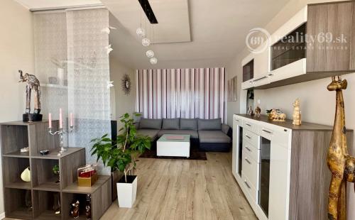 TERASA - BRIGÁDNICKA PEKNÝ 3 IZBOVÝ BYT 59 M2, LODŽIA, KOMPLETNE ZARIADENÝ.