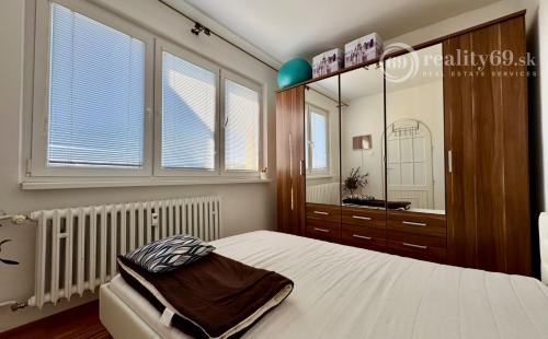 TERASA - BRIGÁDNICKA PEKNÝ 3 IZBOVÝ BYT 59 M2, LODŽIA, KOMPLETNE ZARIADENÝ.