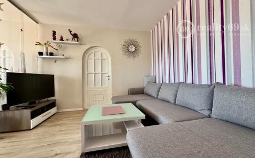 TERASA - BRIGÁDNICKA PEKNÝ 3 IZBOVÝ BYT 59 M2, LODŽIA, KOMPLETNE ZARIADENÝ.