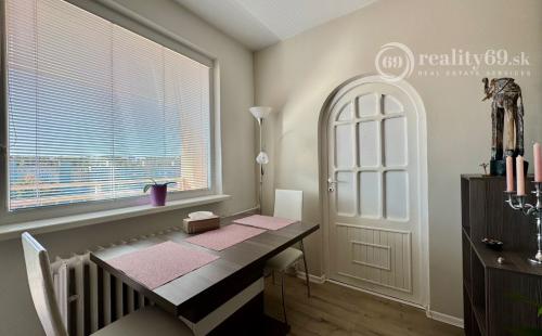 TERASA - BRIGÁDNICKA PEKNÝ 3 IZBOVÝ BYT 59 M2, LODŽIA, KOMPLETNE ZARIADENÝ.