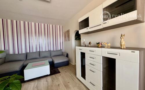 TERASA - BRIGÁDNICKA PEKNÝ 3 IZBOVÝ BYT 59 M2, LODŽIA, KOMPLETNE ZARIADENÝ.