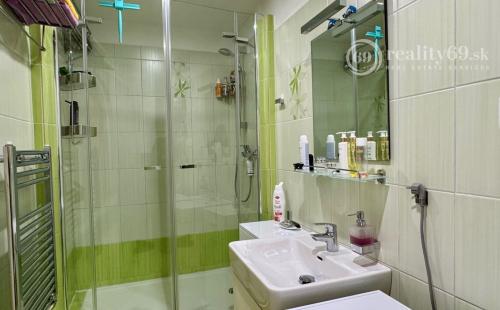 TERASA - BRIGÁDNICKA PEKNÝ 3 IZBOVÝ BYT 59 M2, LODŽIA, KOMPLETNE ZARIADENÝ.