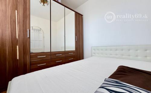 TERASA - BRIGÁDNICKA PEKNÝ 3 IZBOVÝ BYT 59 M2, LODŽIA, KOMPLETNE ZARIADENÝ.