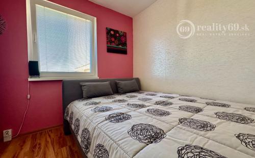 TERASA - BRIGÁDNICKA PEKNÝ 3 IZBOVÝ BYT 59 M2, LODŽIA, KOMPLETNE ZARIADENÝ.