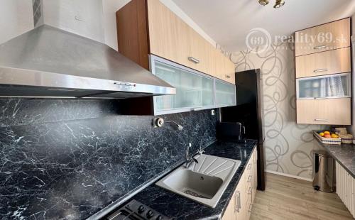 TERASA - BRIGÁDNICKA PEKNÝ 3 IZBOVÝ BYT 59 M2, LODŽIA, KOMPLETNE ZARIADENÝ.