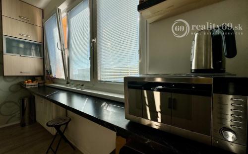 TERASA - BRIGÁDNICKA PEKNÝ 3 IZBOVÝ BYT 59 M2, LODŽIA, KOMPLETNE ZARIADENÝ.