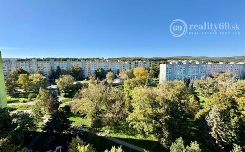 TERASA - BRIGÁDNICKA PEKNÝ 3 IZBOVÝ BYT 59 M2, LODŽIA, KOMPLETNE ZARIADENÝ.