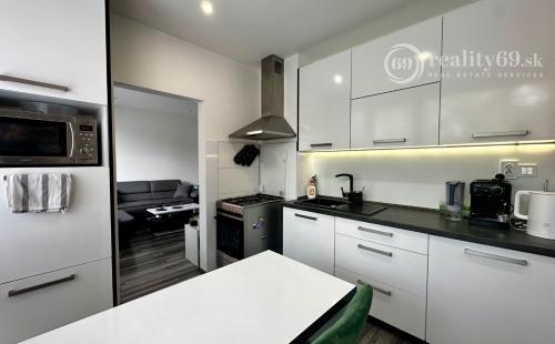 NAD JAZEROM - ROVNÍKOVÁ 1,5 IZBOVÝ BYT 42 M2, ZARIADENÝ S LODŽIOU.