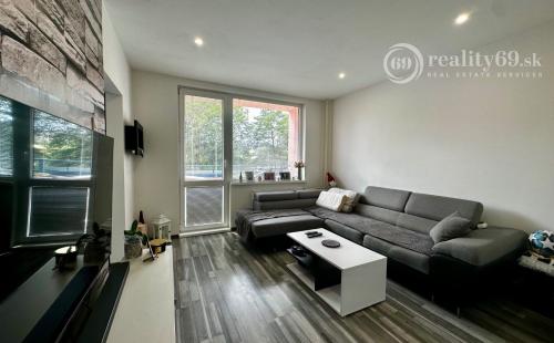 NAD JAZEROM - ROVNÍKOVÁ 1,5 IZBOVÝ BYT 42 M2, ZARIADENÝ S LODŽIOU.